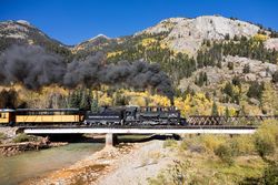 Old-fashioned coal-powered locomotive in Colorado Mountains y0PBO4