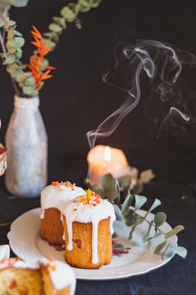 Little Easter cakes with frosting and sprinkles on top