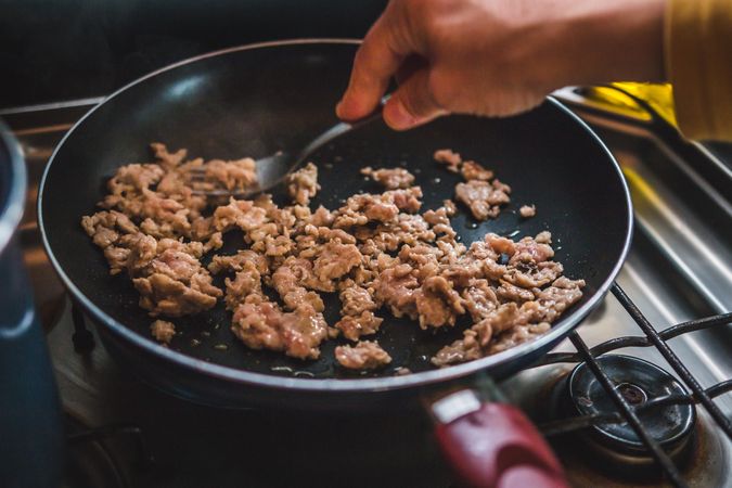 Crop hand frying minced meat