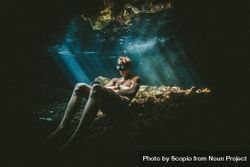 Underwater shot of man wearing goggles 48ANjb