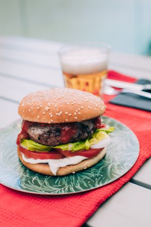Cheeseburger with lettuce and tomato