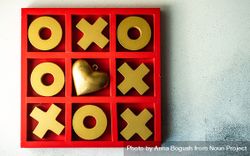 St. Valentine day card concept with gold heart in center of tic-tac-toe game 4MGD8a
