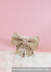 Wrapped present on pink background with golden ribbon 49z9nb