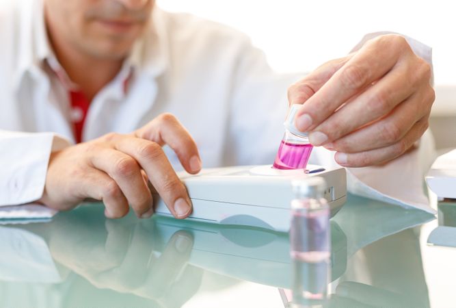 Concentrated medic squeezing pill for test in lab
