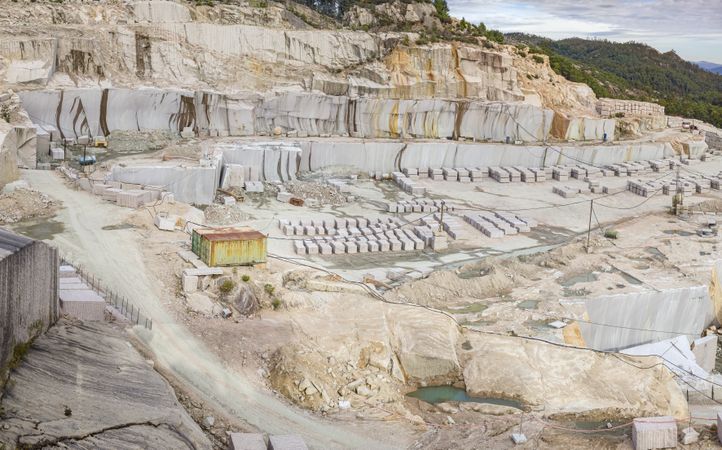 Block and heavy machinery in quarry