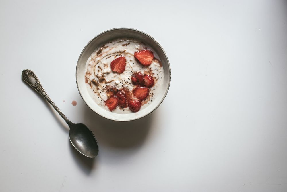 Porridge with strawberries