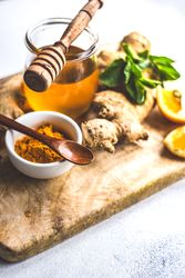 Raw ginger, turmeric & honey on board