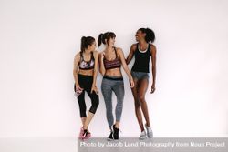 Group of sporty women talking in fitness studio 5oDQLg