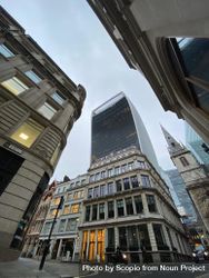 Low angle photography of high rise building in London, UK 4AXrE5