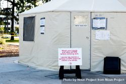 Sign with safety instructions in front of testing tent for medical workers at Covid testing site 5Q2jX4