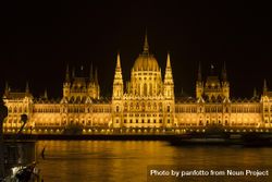 Dark night in Budapest with Parliament Building lit up 0P7Avb