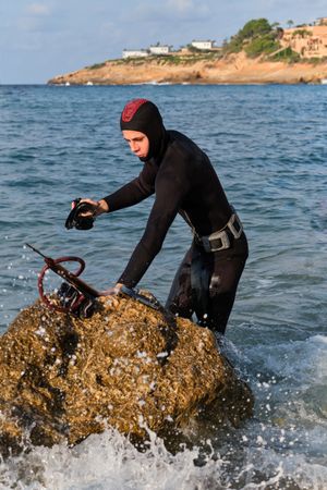 Concentrated man getting ready for underwater fishing
