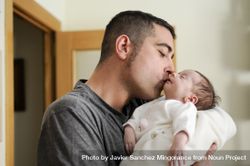 Dad kissing baby girl 48xXZ4