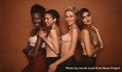 Female models standing together and smiling 5pOWw0