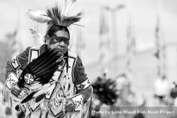 Red Wing, MN, USA - July 8th, 2017: Sioux man in traditional regalia and headdress with feathers be9mPb