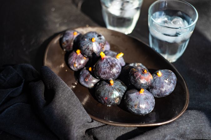 Organic figs in a bowl