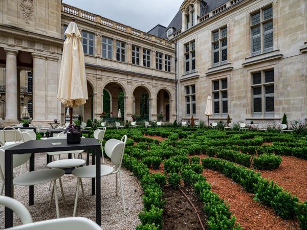 Regular garden with trimmed labyrinths in the Petit Palais in Paris. The luxury of a bygone era.