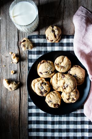 Plate with vegan cookies with chocolate chips