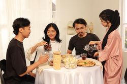 Friend and Family Breaking the Fasting Together, Buka Puasa Bersama