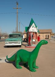 A vintage Chevrolet and dinosaur at a restored old Sinclair gasoline station in Snyder, Texas 1bEw65