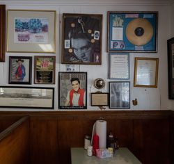 Booth and mementos at Johnnie's Drive-in restaurant, Tupelo, Mississippi Q4dda4