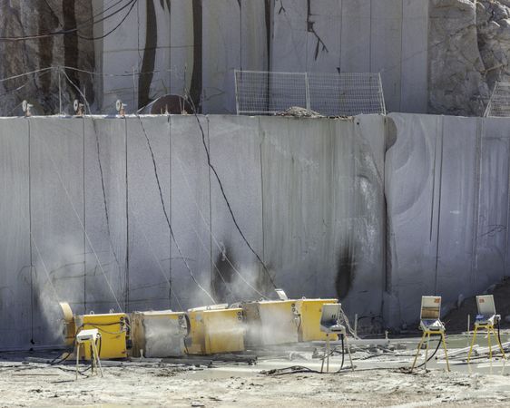 Block and heavy machinery in quarry