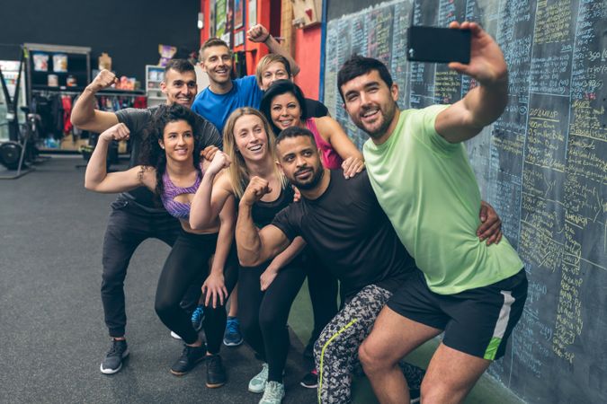 Athletes taking a selfie with the mobile in the gym