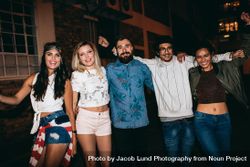 Portrait of cheerful young people in a rooftop party at night 0WzpPb