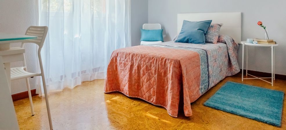 Bedroom decorated with quilt and curtains