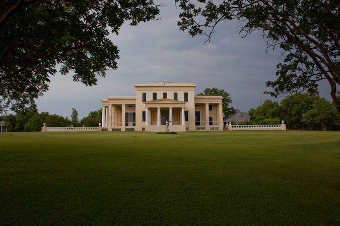 Front view of peach-colored Gaineswood Plantation in Alabama