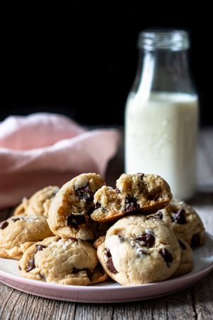 Plate with vegan cookies with chocolate chips
