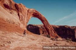 Woman  hiking near Corona Arch in Moab, Utah, USA 4mGkz0