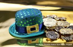 Saint Patrick background with green hat and gold coins 0VjQG0