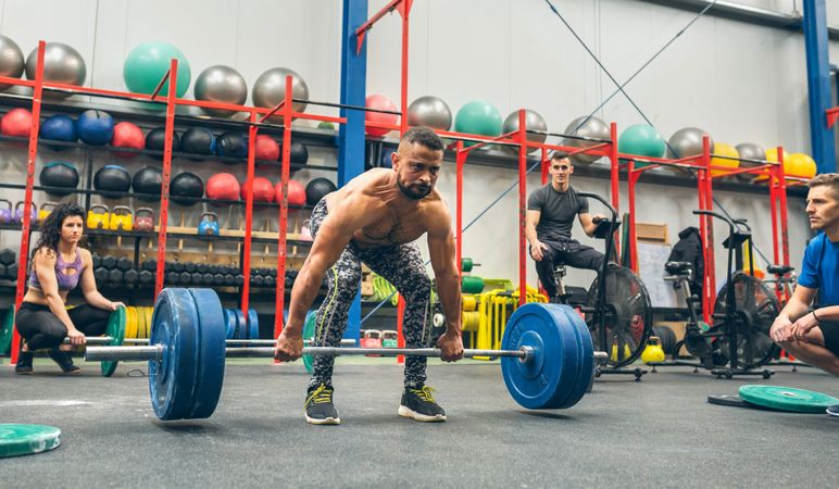 Strong man practicing weightlifting in the gymnasium