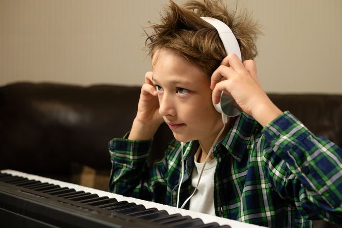 Young Pianist's Concentrated Tune