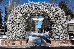Arch of elk-antler in the town square of Jackson Hole, Wyoming 0WONj0