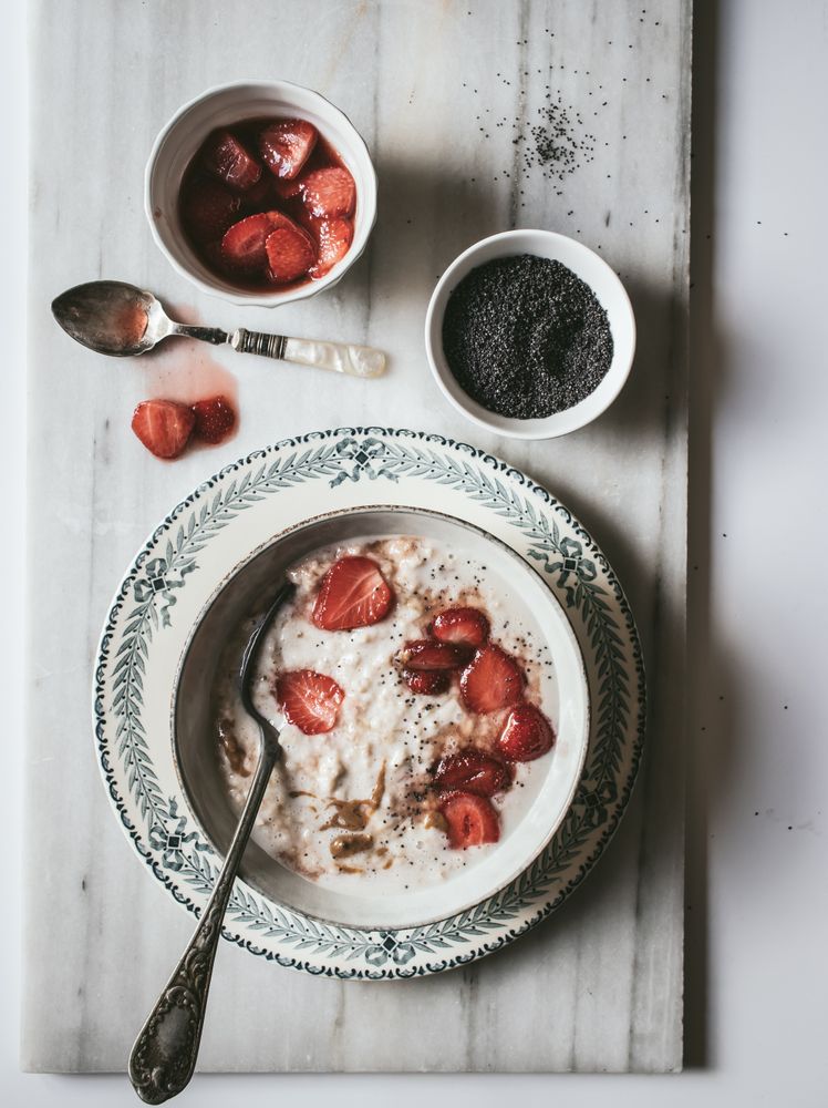 Porridge with strawberries