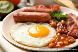 Plate of fried egg with beans, sausage and bacon 42Vp74