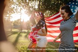 Group of woman walking with American flag in the park 4dz6E0