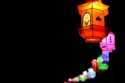 Multi-colored Japanese lanterns against dark background 0JJkl0