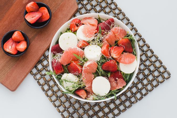 Strawberry, grapefruit and rocket salad on bowl
