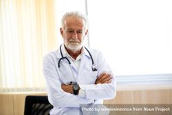 Portrait of mature doctor looking at camera in the hospital 5noEn4