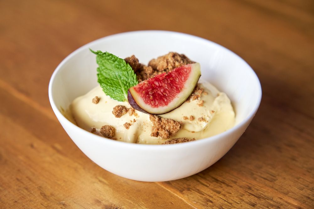 Bowl with prickly pear mousse with gofio crumble