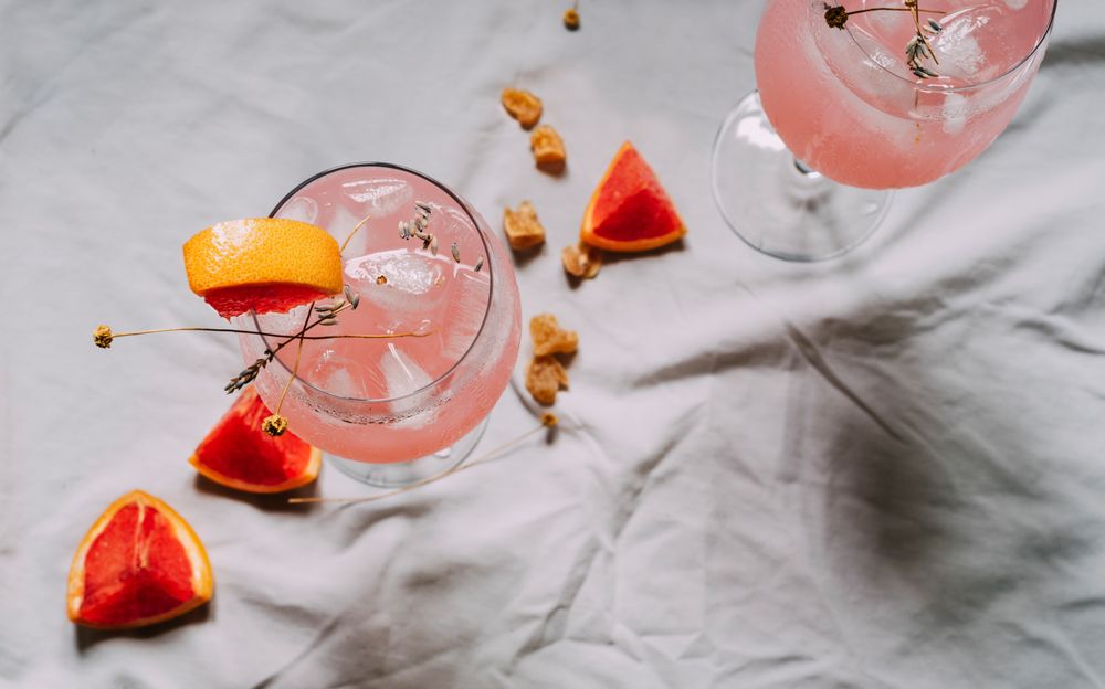 Cocktail grapefruit. Alcoholic beverage with ice