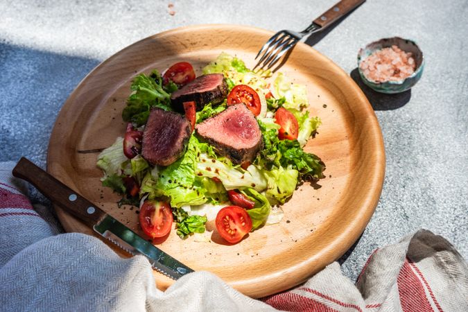 Steak salad with fresh lettuce and tomatoes