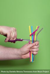 Cutting plastic straws 5pQdg4