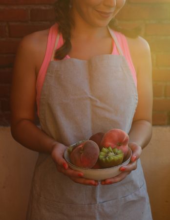 Ripe peaches and cut kiwi in bowl