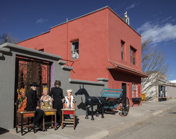 Royal figures as chairs outside a shop in Carrizozo,  New Mexico