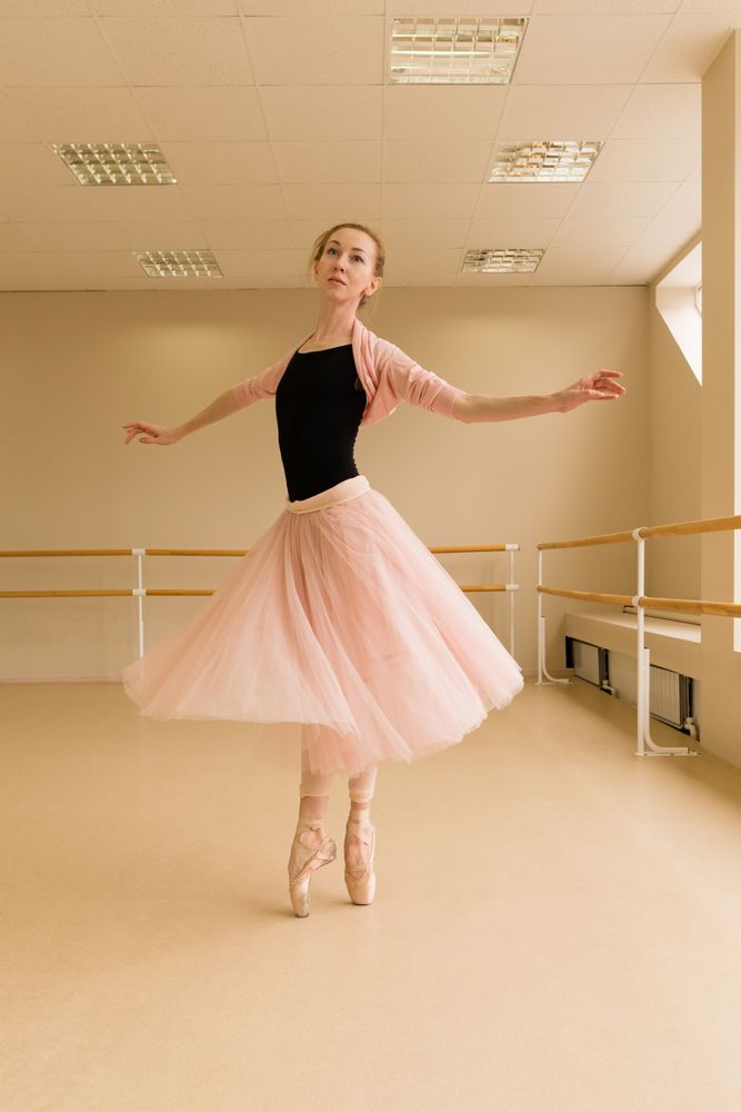 Ballet dancer performing pirouette en pointe