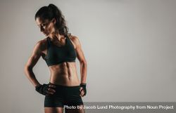 Woman looking back while flexing abdominal muscles 0yXxoW